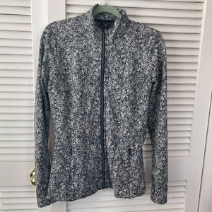 Athleta form fitting light jacket with pockets and thumb holes